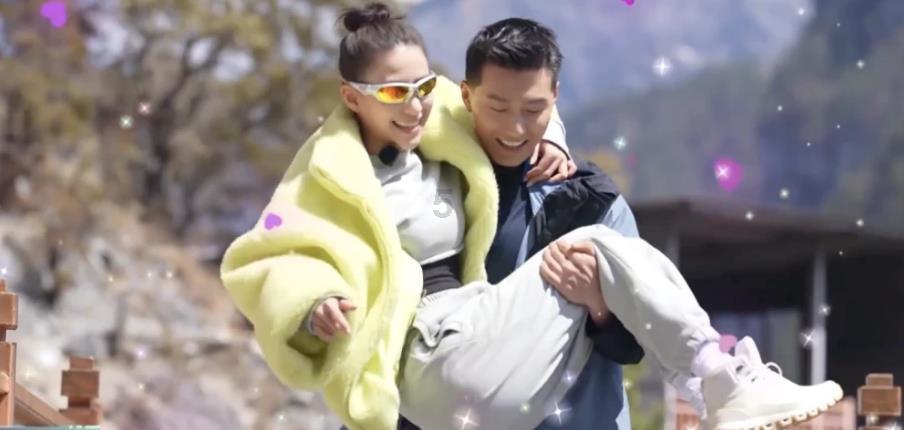 《严阵以待》queen的枪位置