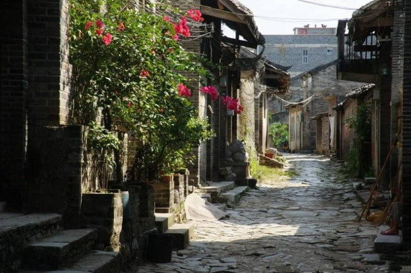 新华社快讯：伊拉克境内一驻有美军的基地20日遭到火箭弹袭击